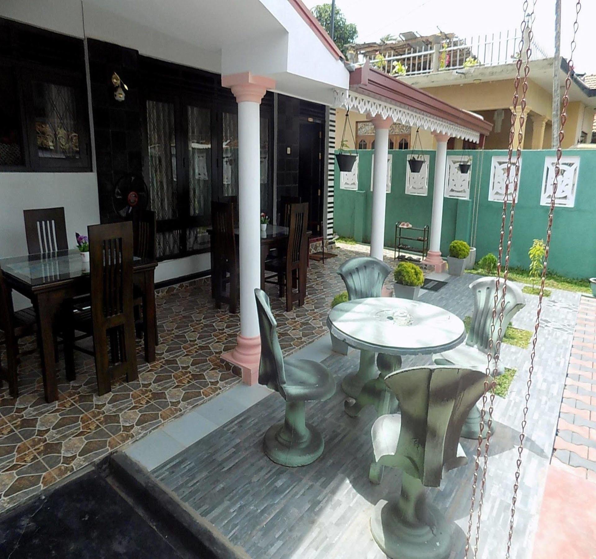 Alexandra Family Villa Negombo Exterior photo