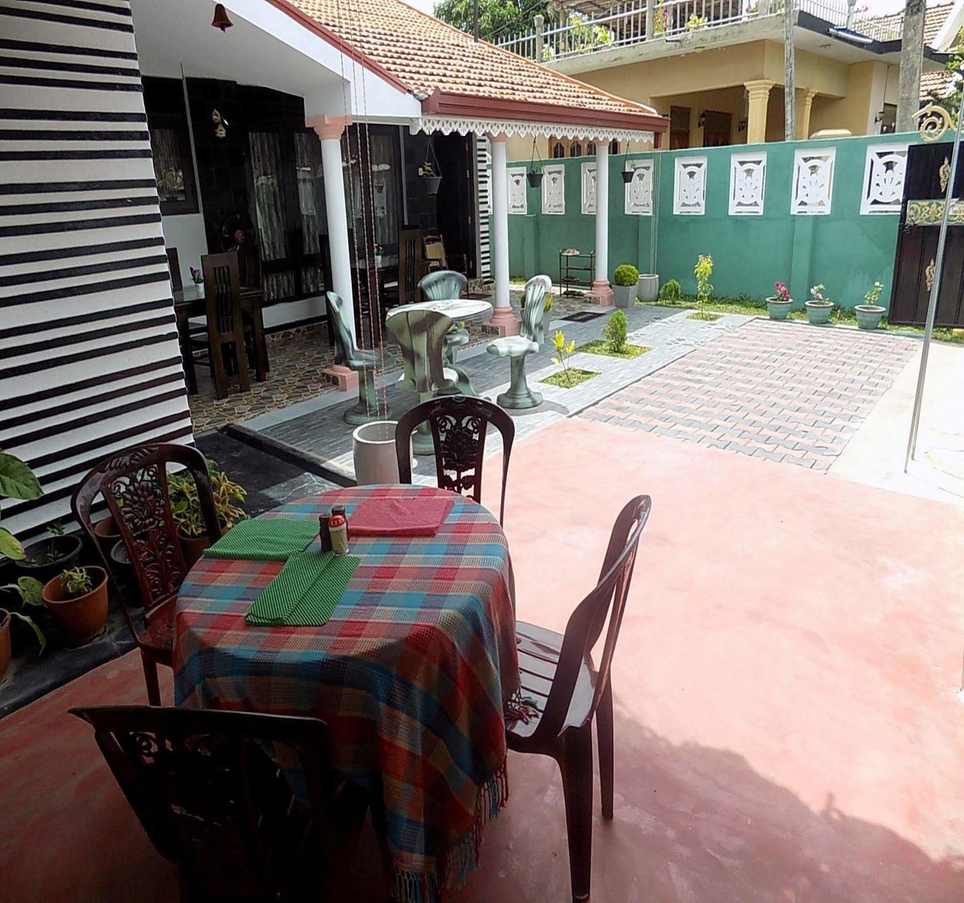 Alexandra Family Villa Negombo Exterior photo